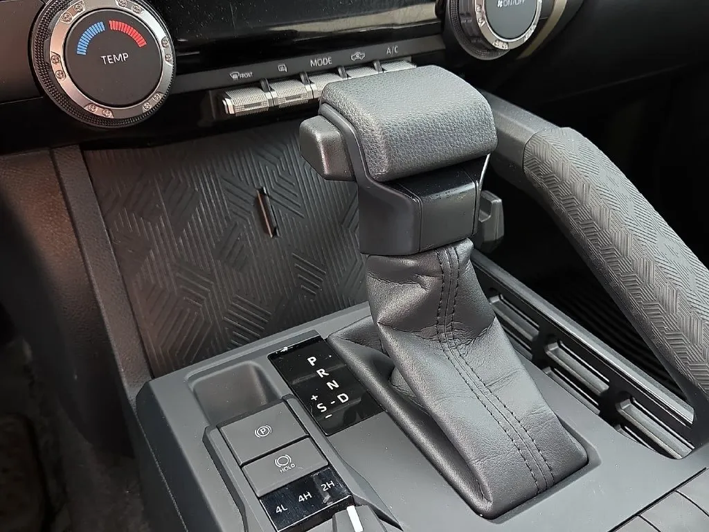 Toyota Tacoma photo 25
