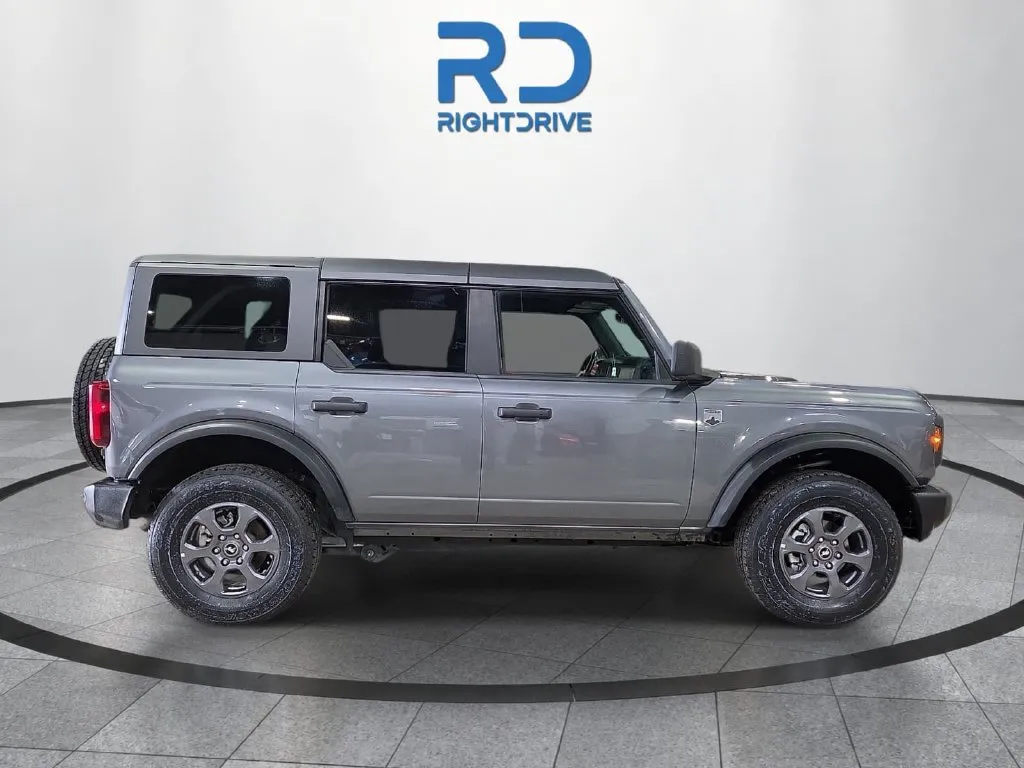 Ford Bronco photo 2