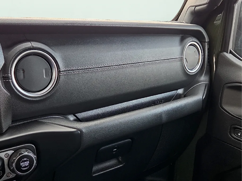 Jeep Wrangler photo 21