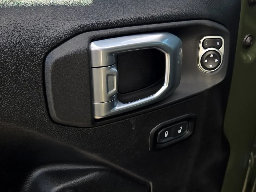 Jeep Wrangler photo 17