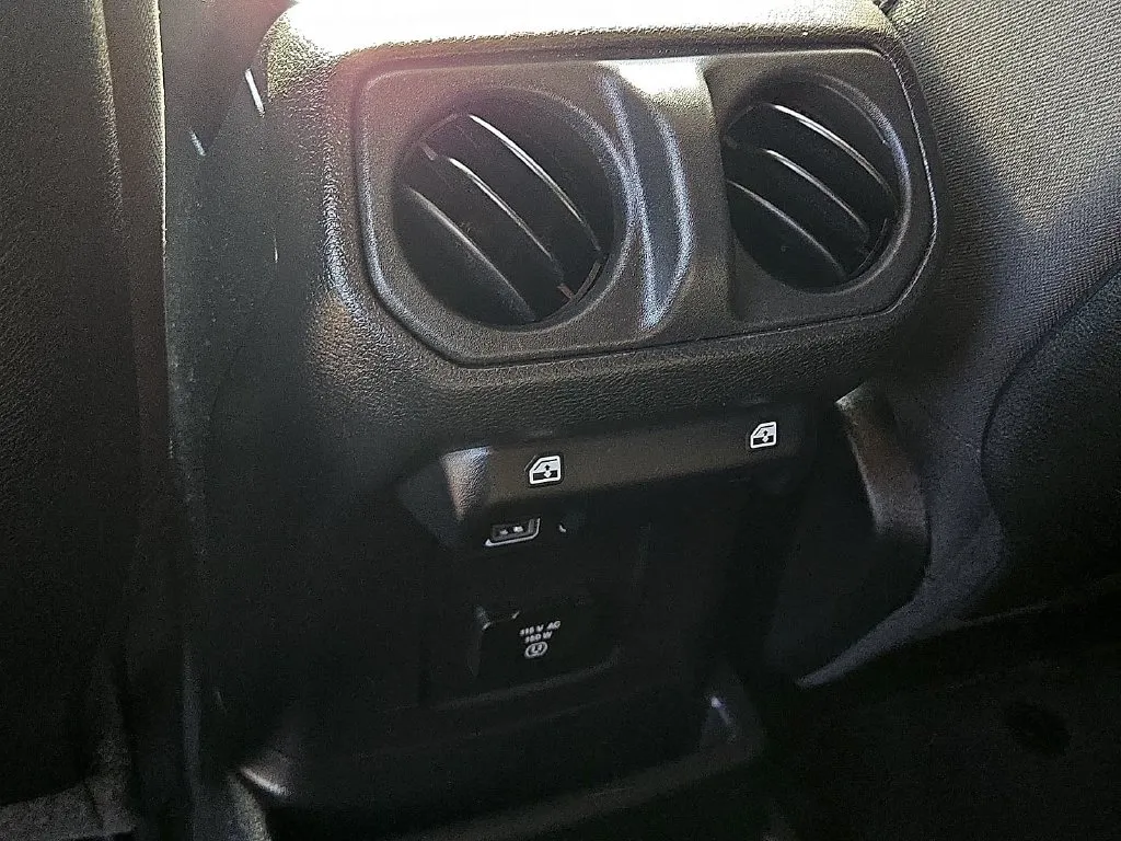 Jeep Wrangler photo 12