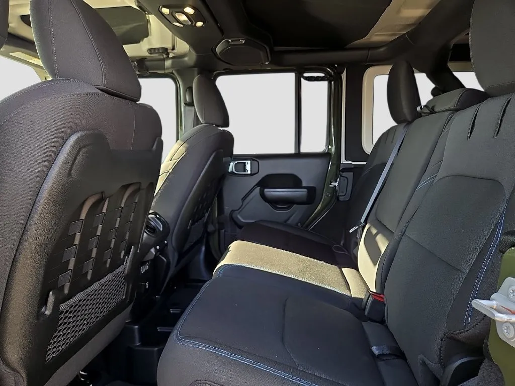 Jeep Wrangler photo 11