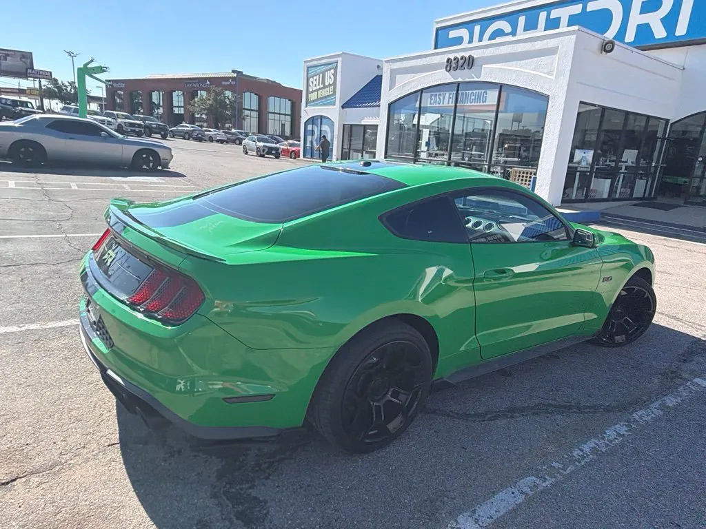 Ford Mustang photo 5