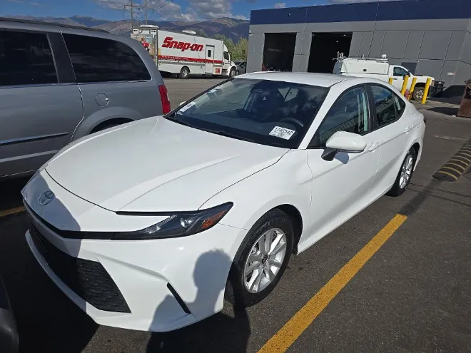 Toyota Camry photo 2