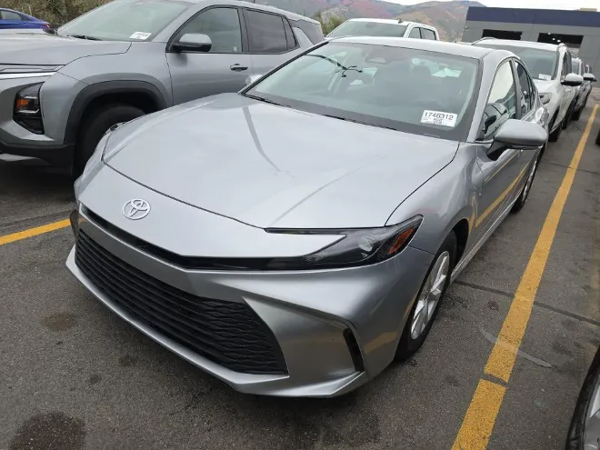 Toyota Camry photo 2