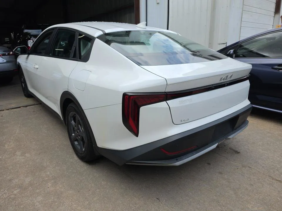 Kia K4 photo 3