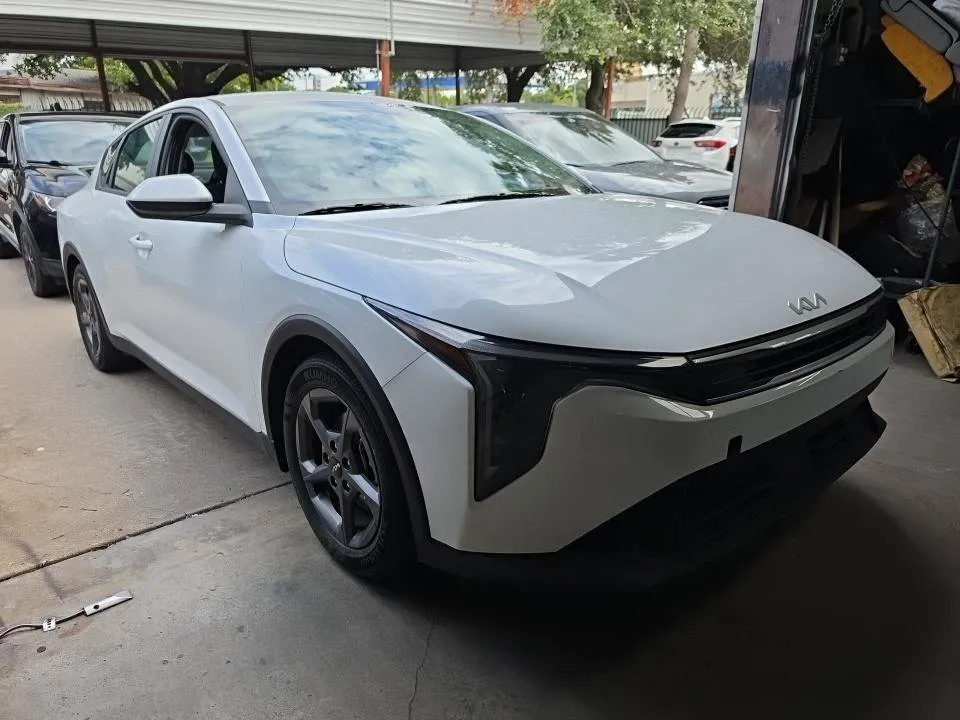 Kia K4 photo 2