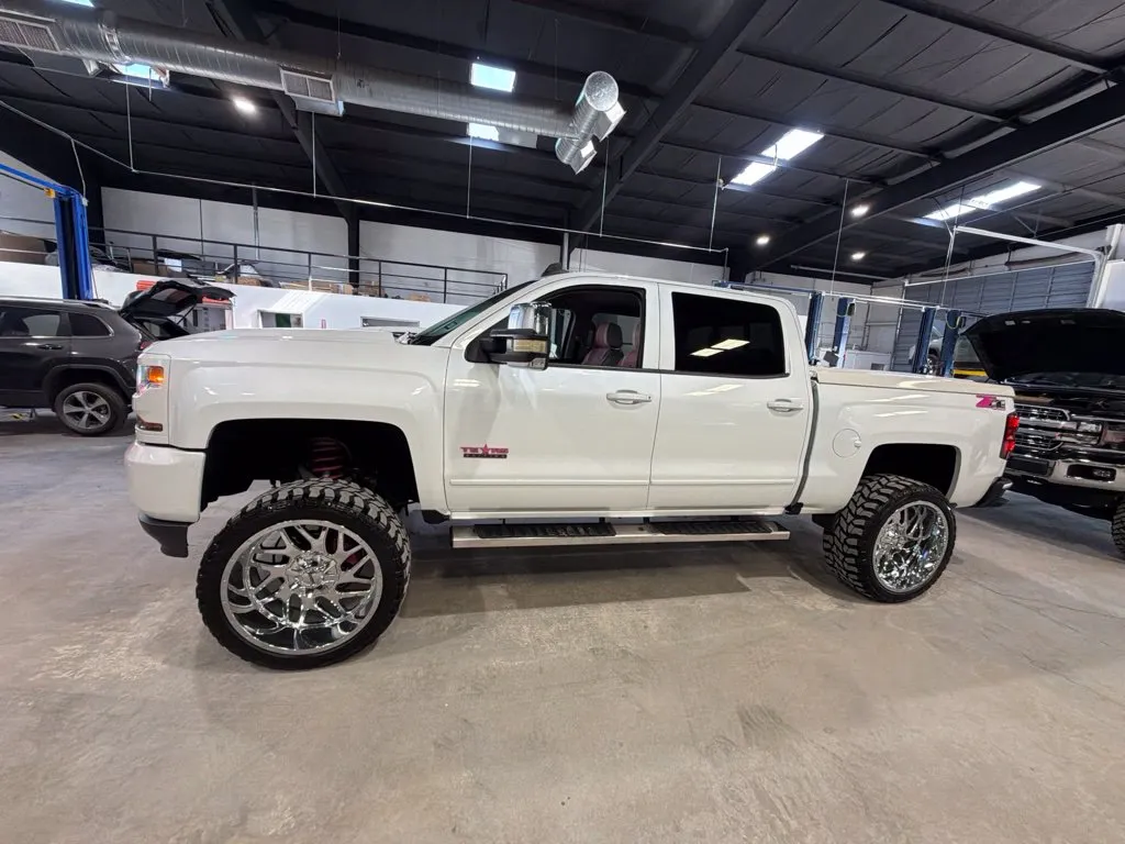 Chevrolet Silverado photo 2