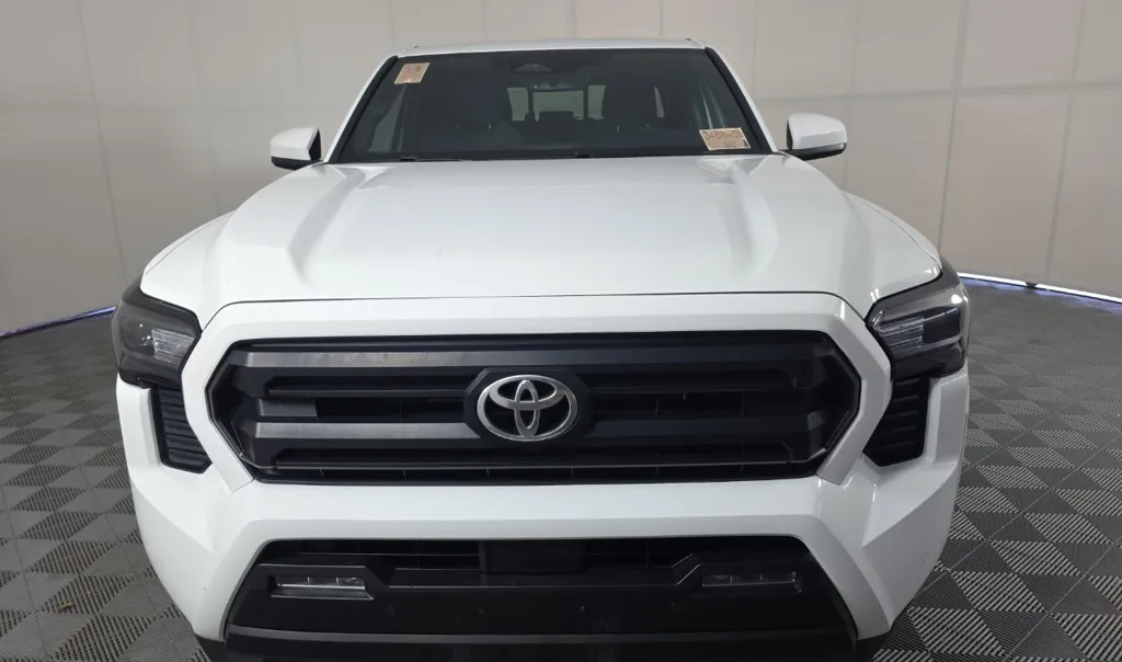 Toyota Tacoma photo 2