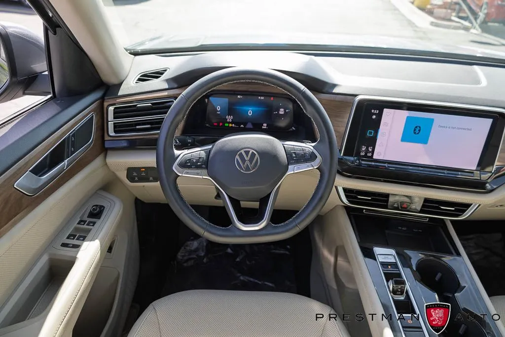 2024 Volkswagen Atlas SE w/Tech - Photo 2