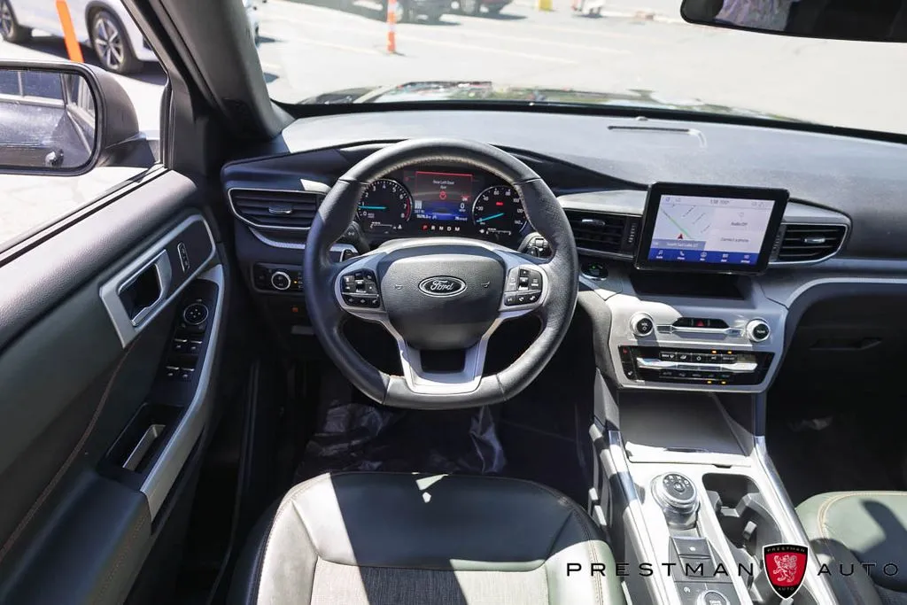 Ford Explorer photo 2