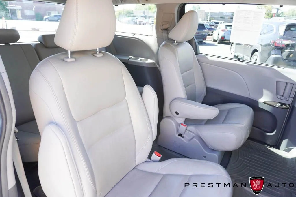Toyota Sienna photo 23