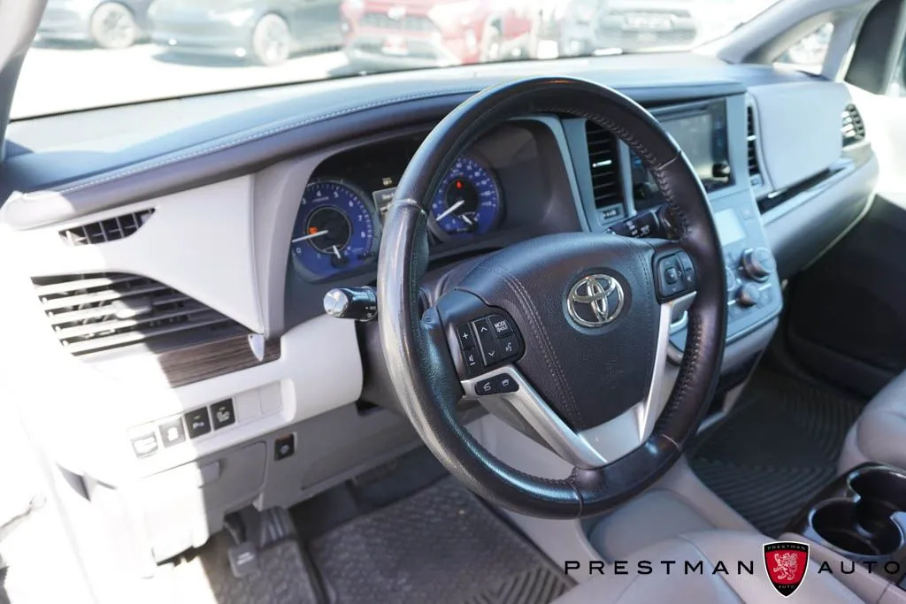 Toyota Sienna photo 12