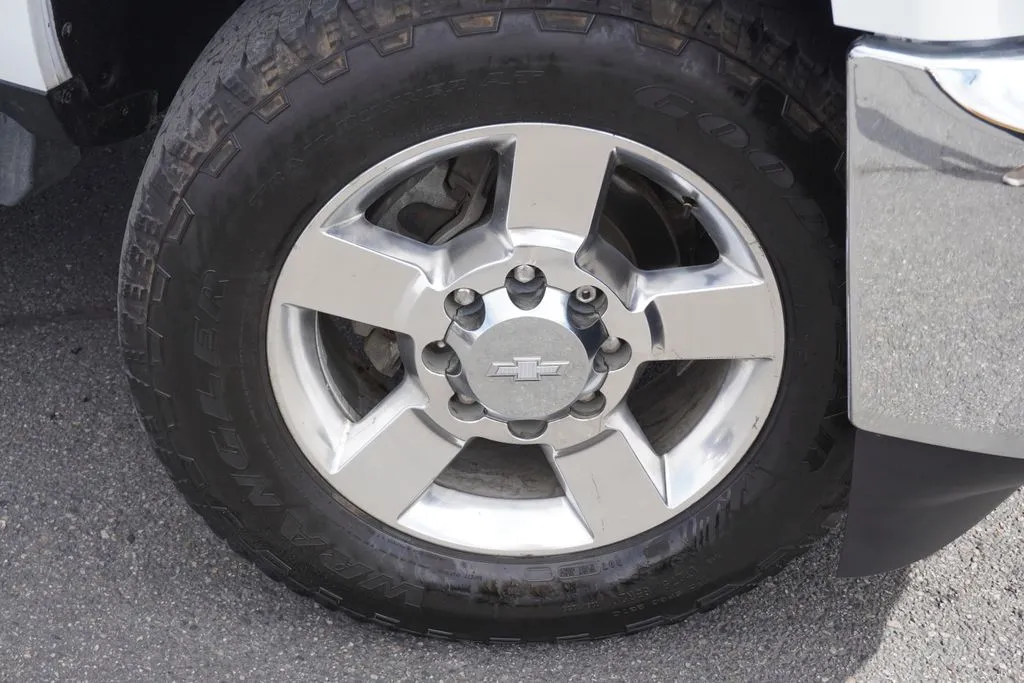 Chevrolet Silverado photo 2