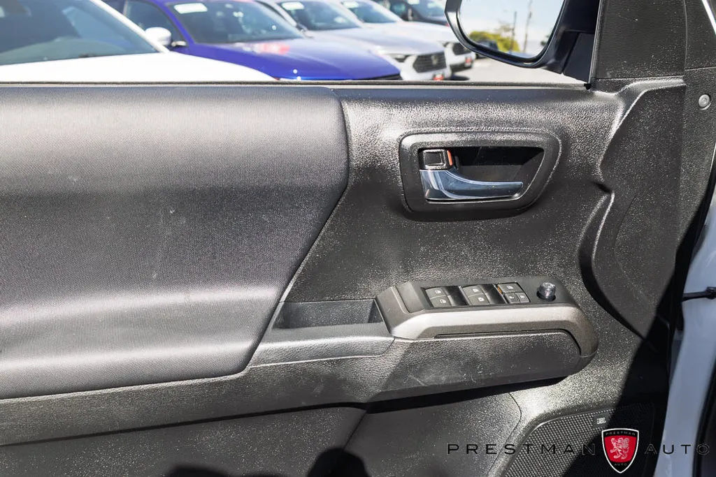Toyota Tacoma photo 32