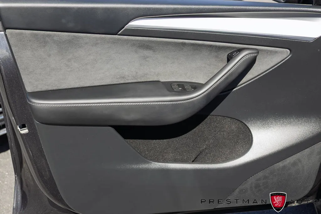 Tesla Model Y photo 24