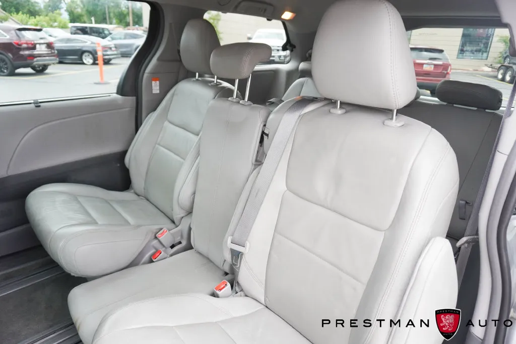 Toyota Sienna photo 35