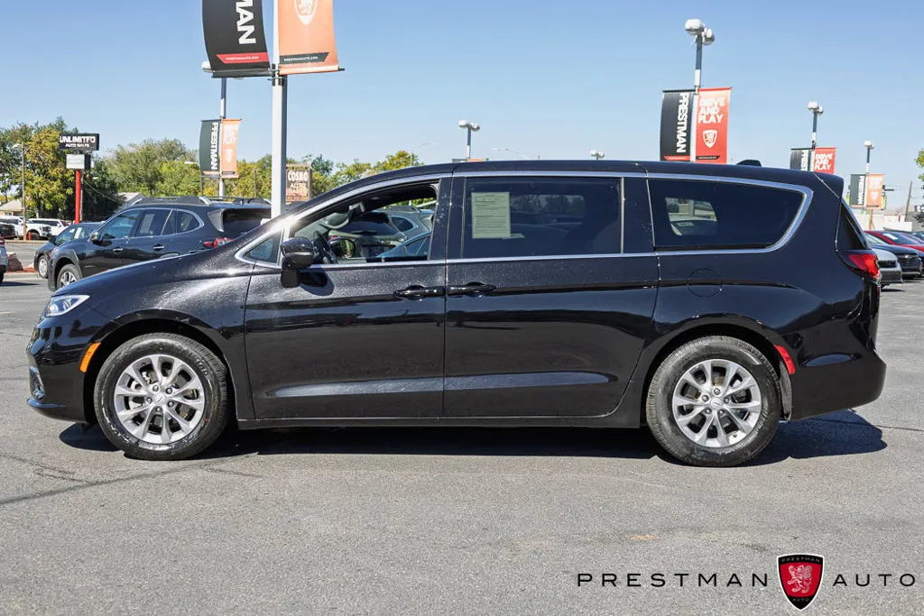 Chrysler Pacifica photo 17