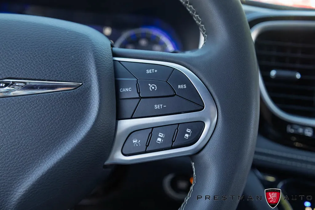 Chrysler Pacifica photo 32