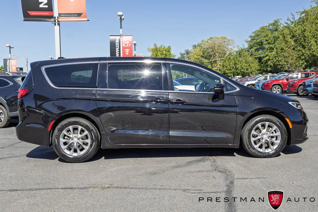 Chrysler Pacifica photo 21