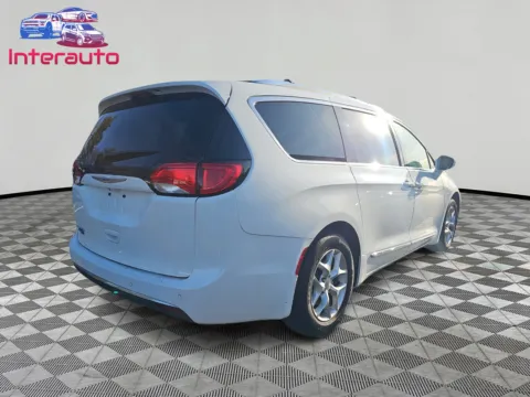 More photos of 2018 Chrysler Pacifica Touring L Minivan 4D at Interauto, MA
