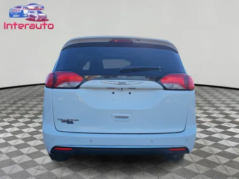 More photos of 2018 Chrysler Pacifica Touring L Minivan 4D at Interauto, MA