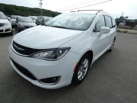 White 2018 Chrysler Pacifica Touring L Minivan 4D for sale in Plainville, MA