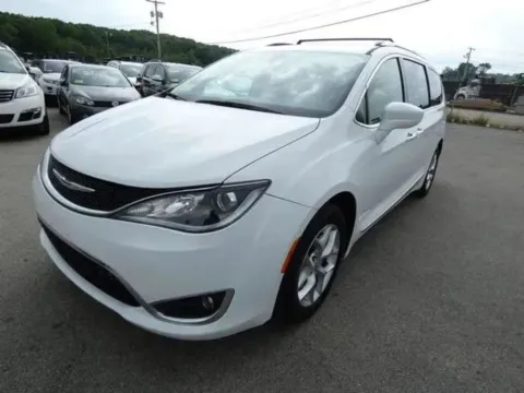 White 2018 Chrysler Pacifica Touring L Minivan 4D for sale in Plainville, MA