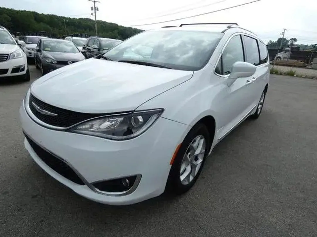 White 2018 Chrysler Pacifica Touring L Minivan 4D for sale in Plainville, MA