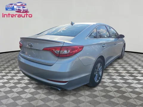 More photos of 2016 Hyundai Sonata SE Sedan 4D at Interauto, MA