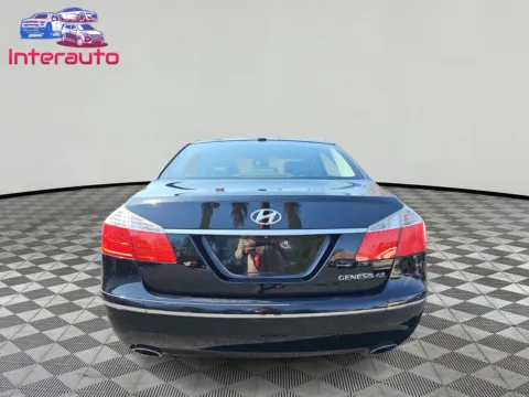 More photos of 2010 Hyundai Genesis 4.6 Sedan 4D at Interauto, MA