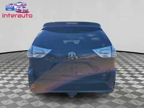 More photos of 2017 Toyota Sienna SE Minivan 4D at Interauto, MA