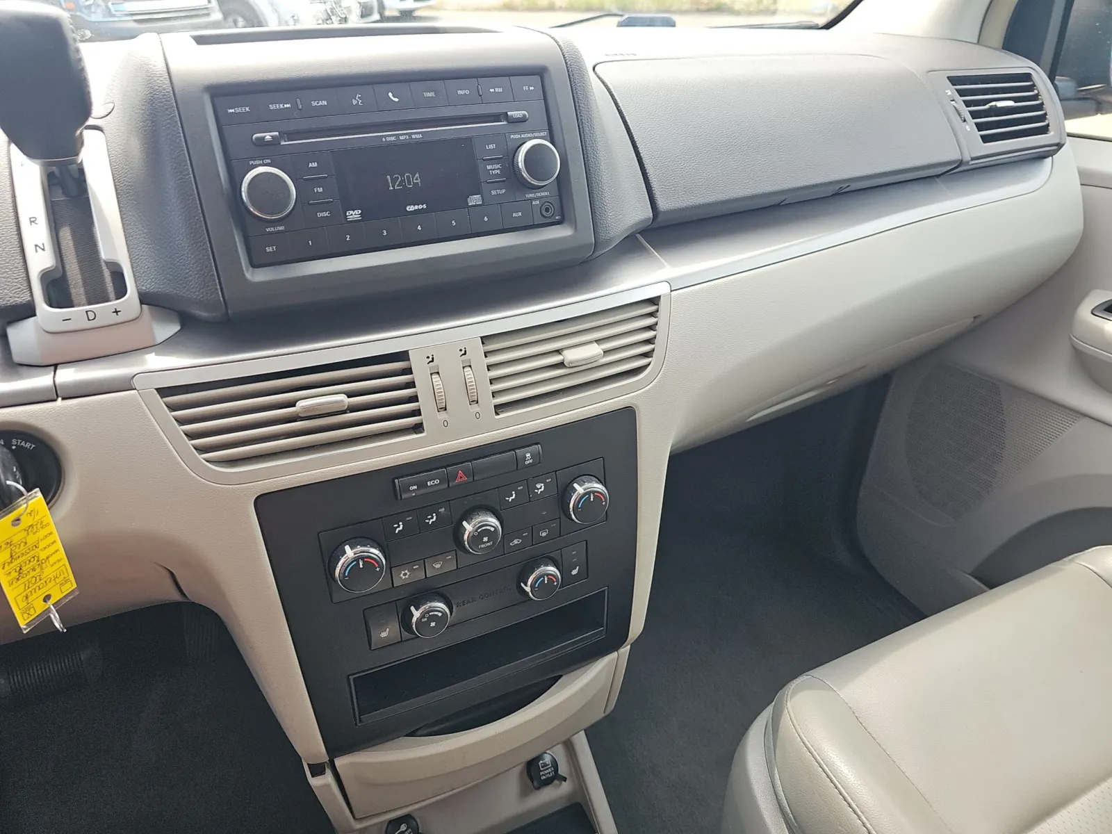 2011 Volkswagen Routan SE - Photo 19