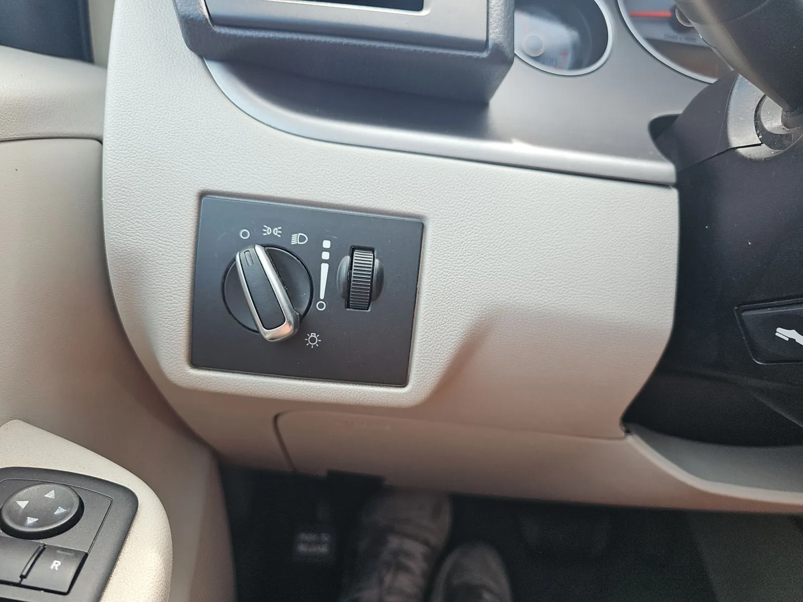 2011 Volkswagen Routan SE - Photo 16
