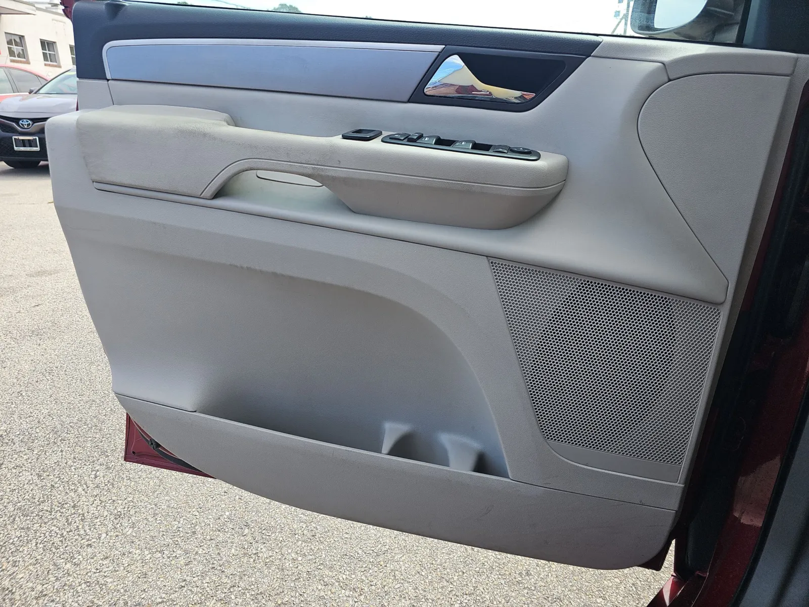 2011 Volkswagen Routan SE - Photo 15