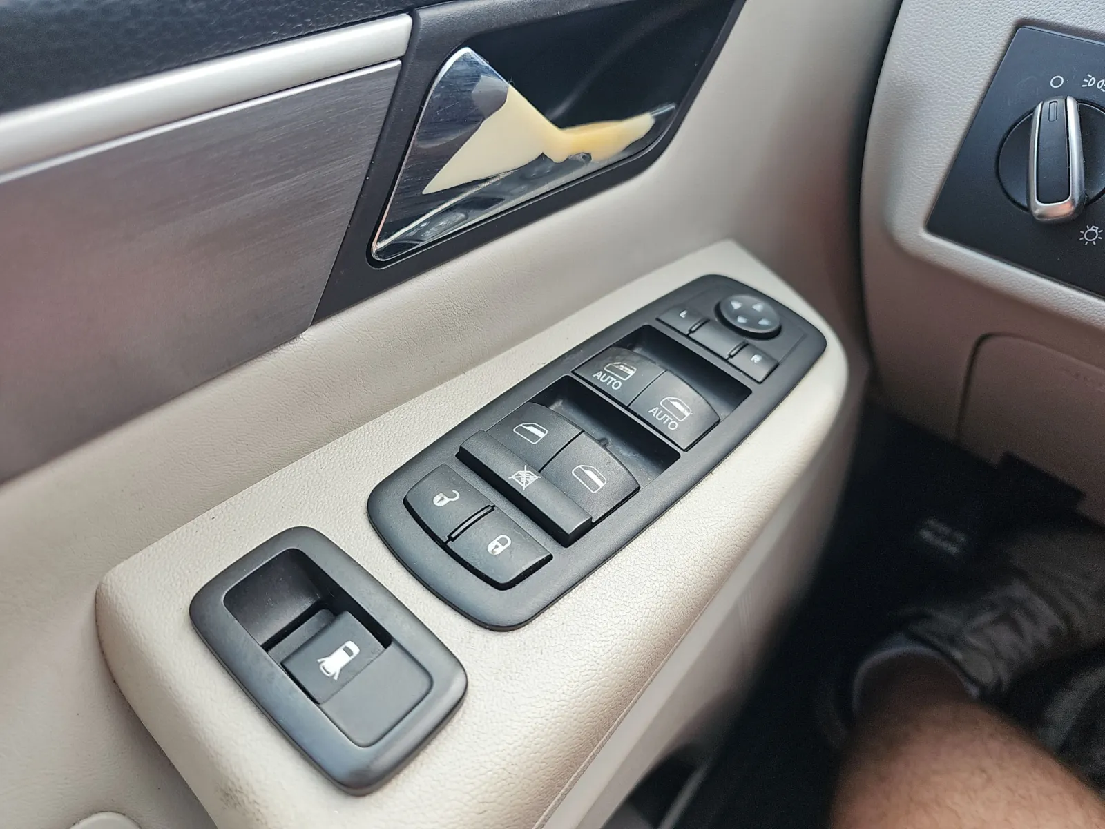 2011 Volkswagen Routan SE - Photo 21