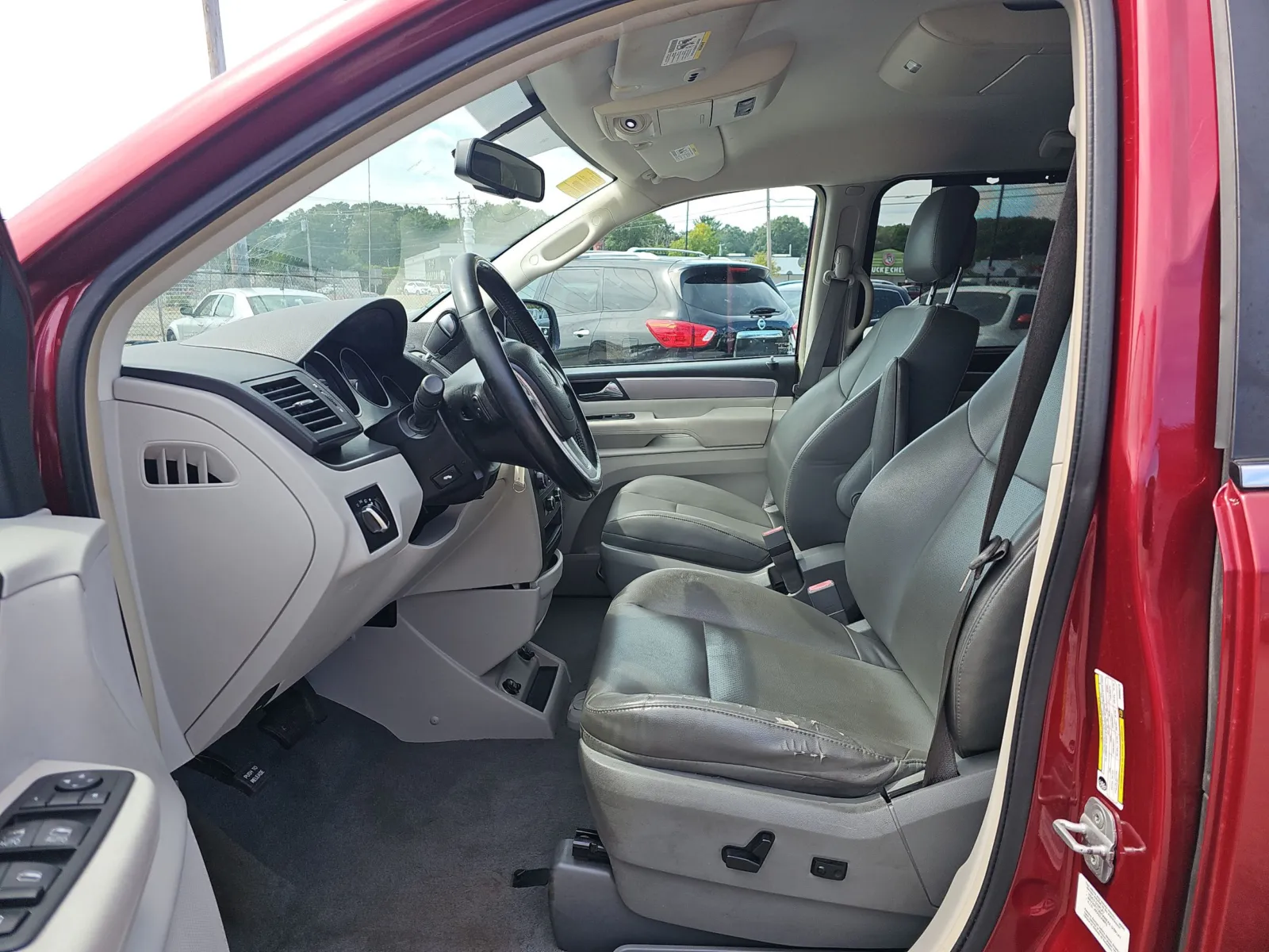 2011 Volkswagen Routan SE - Photo 9