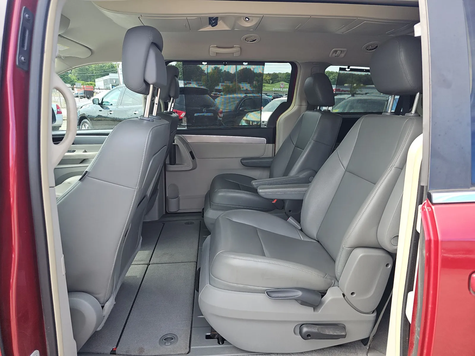 2011 Volkswagen Routan SE - Photo 10