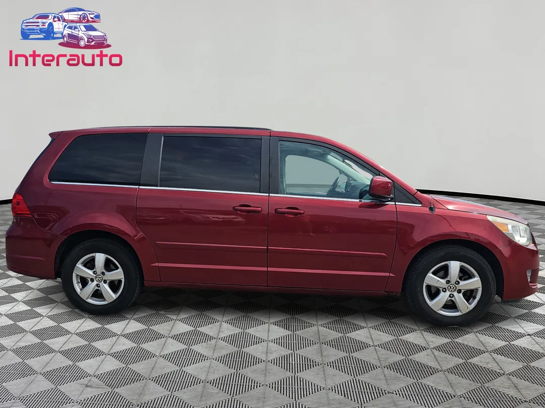 2011 Volkswagen Routan SE - Photo 6