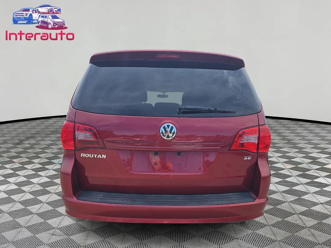 2011 Volkswagen Routan SE - Photo 4