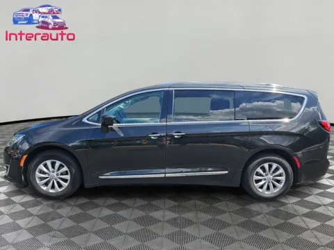 Photos of 2018 Chrysler Pacifica Touring L Minivan 4D for sale in Plainville, MA at Interauto