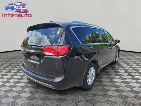 More photos of 2018 Chrysler Pacifica Touring L Minivan 4D at Interauto, MA