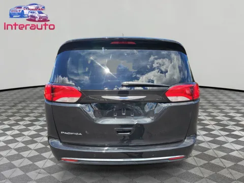More photos of 2018 Chrysler Pacifica Touring L Minivan 4D at Interauto, MA