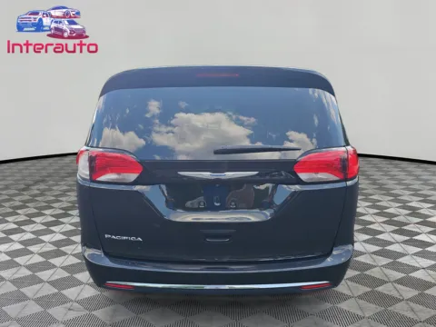 More photos of 2020 Chrysler Pacifica Touring L Minivan 4D at Interauto, MA