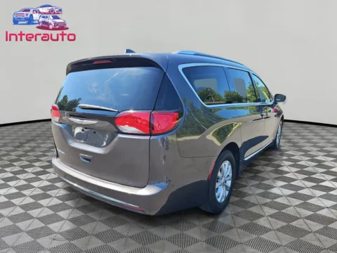 More photos of 2018 Chrysler Pacifica Touring L Minivan 4D at Interauto, MA