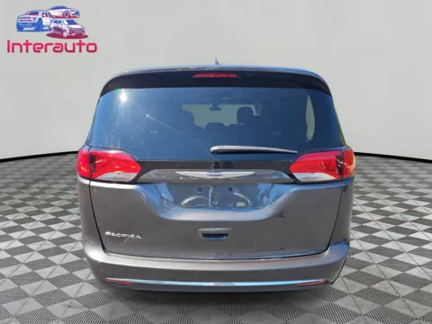 More photos of 2018 Chrysler Pacifica Touring L Minivan 4D at Interauto, MA