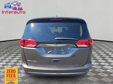 More photos of 2018 Chrysler Pacifica Touring L Minivan 4D at Interauto, MA