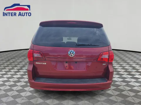 More photos of 2011 Volkswagen Routan SE Minivan 4D at Interauto, MA