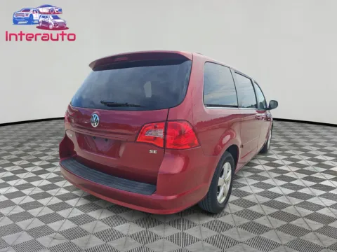 More photos of 2011 Volkswagen Routan SE Minivan 4D at Interauto, MA