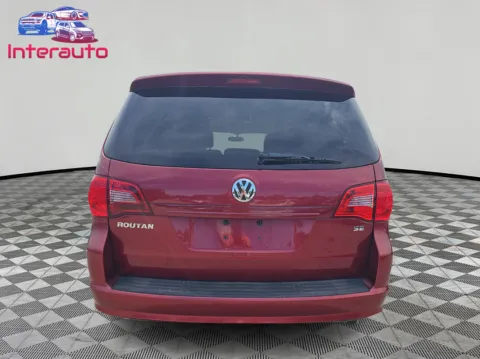 More photos of 2011 Volkswagen Routan SE Minivan 4D at Interauto, MA